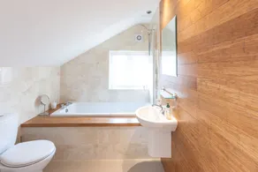 Grand 5BR Home in Market Harborough with Parking - Image 5