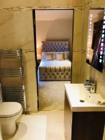 Beautiful 4-Bed Villa in Glasgow - Image 2