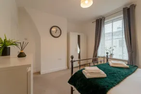 Walking distance into town, sleeps 5 - Image 5