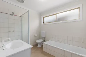 Beautiful 3 bedroom house with Corio Bay view at heart of Clifton Springs - Image 2