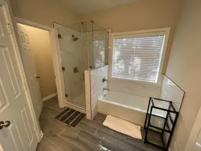 Warm, clean, and modern five bedroom house - Image 3