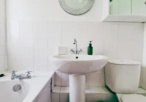 Comfy 3BR Flat on Quiet Street in Wollaton - Image 2