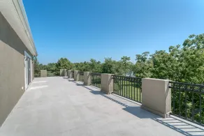 Private Waterfront Retreat - Image 2