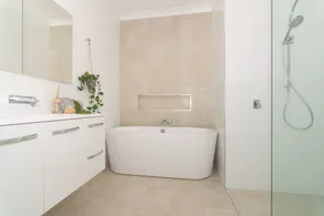 Charming 3 bedroom, modern, waterfront home - Image 2