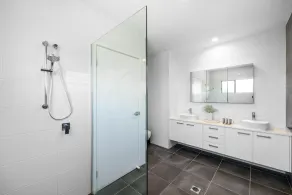 Bright 3-Bed Home with Private Courtyard - Image 2