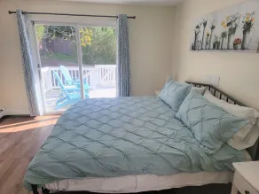 Serene upstairs apt. Walk to town, train, & beach ferry! Off-street parking. - Image 5
