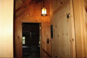 Capanna di tronchi sul lago accogliente e affascinante sul lago Cupsuptic (Rangeley, ME) - Image 2