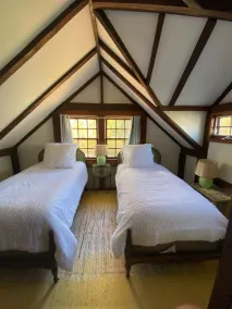 Charming Country Cottage w pool and pickleball court - Image 4