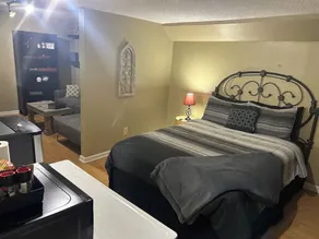 Luxurious Private Studio Get-away w/ Hot Tub, Koi Pond & Fire Pit! - Image 4