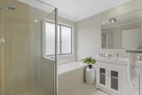 Spacious 4-Bed House with Secure Parking - Image 2