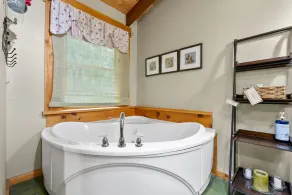 Beautiful LOG HOME-Poker & Pool Table, Xbox,  Firepit,Jacuzzi tub,Week Specials! - Image 4