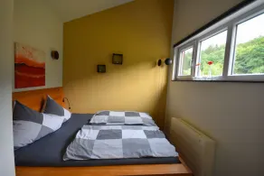 Feriehus i skov med terrasse og grill - Image 4