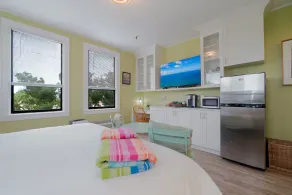 🏝Palm Beach Island Condo-Hotel, King Corner Studio Close to Beach 24/7 Desk🏖 - Image 5