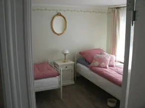 Nostalgi i et romantisk sommerhus med stråtækt tag og pejs foran øen Usedom - Image 5