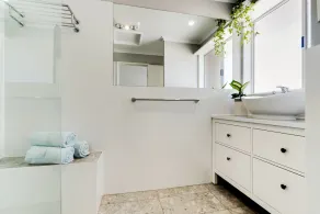 Boutique accommodation peacefully set amongst you're own private vineyard - Image 2