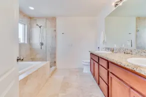 🏝1 block from beach🏡4 bed/4 bath🏄🏽‍♂️FASTwifi🚴🏽‍♂️A/C🚘Garage📺SMART TVs⛵️ - Image 2