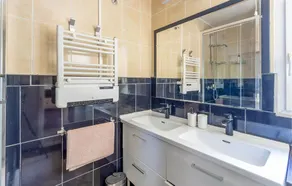 Lovely home in La Crau with swimming pool - Image 3