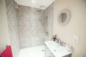 1-bedroomed self contained garden annexe with private courtyard & close to beach - Image 2