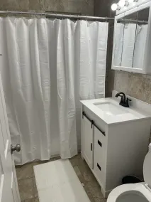 Chic 3bed 2bath Home with free parking close to United Center - Image 5