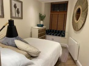 Luxurious one-bedroom seaside apartment - Image 5