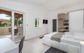 Hus ved stranden i Lopar - Image 3