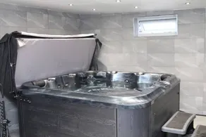 LONDON apartment with PRIVATE HOT TUB, SAUNA & GYM! - Image 5