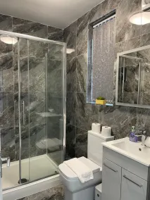 Renovated Modern Apartment Sleeps 4 in Leeds - Image 2