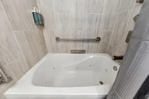6 chambres haut de gamme avec bain à remous, 13 lits, table de billard, plus dans un emplacement central! - Image 5