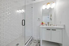 Boutique Style Condo Near Downtown Waterfront - Image 2