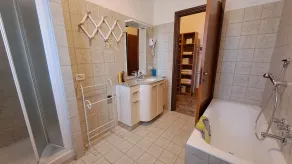 Apartment 75 sm with 5/6 beds - closed parking space- served by public transport - Image 2
