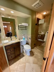 Suite with lake views next to golf course, hiking and winery! Pet friendly. - Image 2