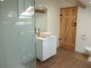 Old Atelier Gite: Nyrenoveret 4-Stjern Gammelt Stenhus, Privat Have, Gratis WiFi - Image 3