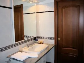 Élégante villa entourée d'un grand jardin à la disposition des clients - Image 2