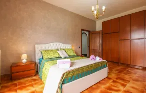 4 Bedroom Stunning Home In Roccadaspide - Image 4