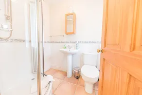 Sleeps 6 guests  in 3 bedrooms - Image 3