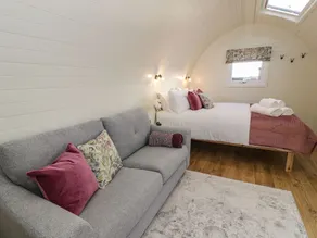 YR ONNEN, romantic, with hot tub in Ruthin - Image 5