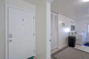 Bright 1 bedroom apartment, close to shops and highway - Image 3