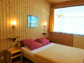 Cozy 6-Person Apt at Ski Base, Hiking Trails, 2-Star Rating, Parking, Wi-Fi Options - Image 3