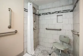 Experience the Best Hospitality in Lake City! - Image 2