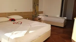 Triple room by the swimming pool - Image 3