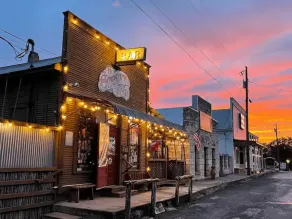 Homestead on Main St!! Bandera America! - Image 4
