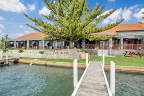 Mariners Cove Waterfront Motel and Apartments - Image 5