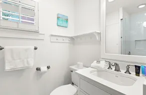 Carriage House 100 Yards to Beach. With Full Kitchen, Laundry, and Parking - Image 3