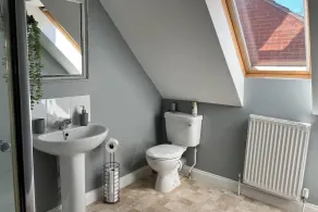 2-Bed House - Sleeps 6 - Garden Parking Wifi - Image 3