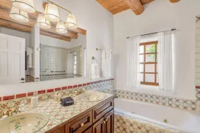 Amazing Railyard Location, Kiva Fireplace - Image 4