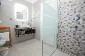 Villa con jardín, piscina privada y barbacoa | Vistas al agua - Image 2