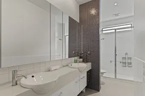 Lakeside 3-Bed Family Home with Amazing Views - Image 4