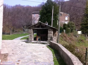 Pequeña casa en las montañas en el corazón del bosque de castaños en un pueblo - Image 5