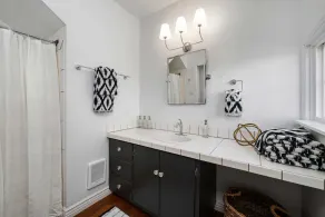Charming 3 bdrm wine country \"farmhouse\" . Newly remodeled in downtown Carlton - Image 3