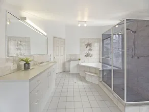 Minimum 3 night stay    4 Bed/2 Bath    Sleeps 10 (max 6 Adults) - Image 3